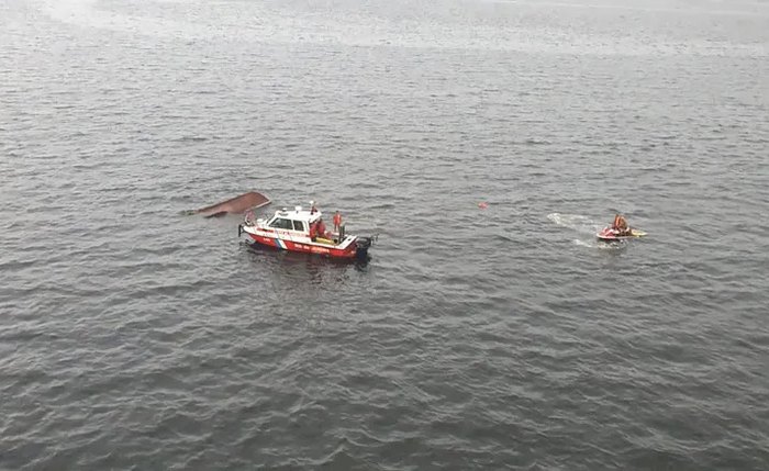 Busca dos bombeiros na Baía de Guanabara