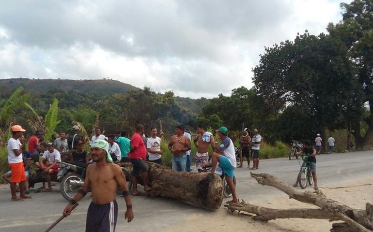 Índios da tribo Wassu Cocal fecham BR-101, em Joaquim Gomes