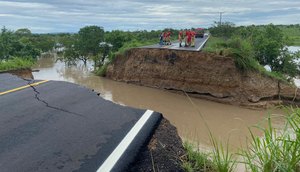 Cratera causa vítima fatal e queda de três veículos na Rodovia SE-290; VÍDEO