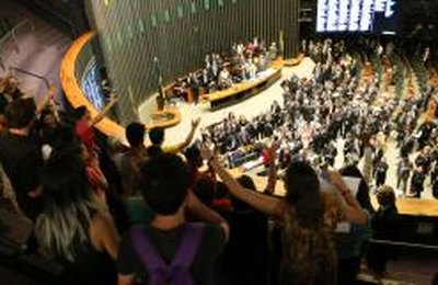 Câmara aprova em segundo turno PEC que limita gastos públicos por 20 anos