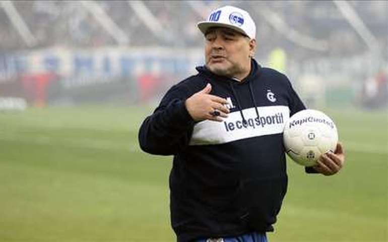 Técnico do Gimnasia y Esgrima La Plata, Maradona aponta ‘nova mão de Deus’
