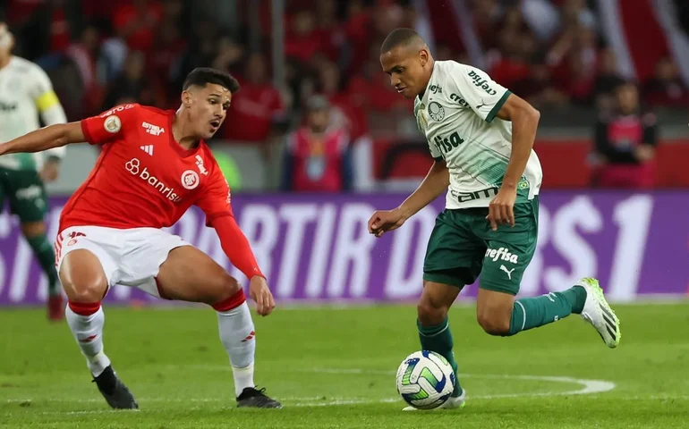 Palmeiras reage no segundo tempo, tem gols anulados e arranca empata com o Inter no fim
