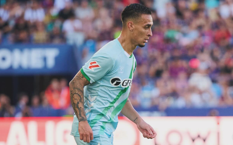 Antony cita desrespeito no United e reviravolta no Betis: 'Treinei separado por mais de um mês'