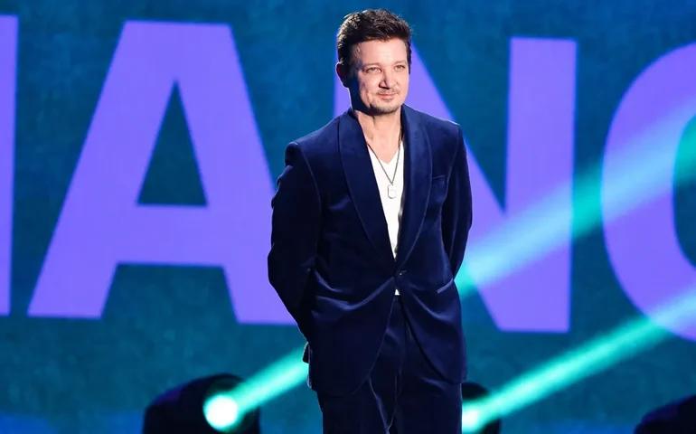 Após acidente envolvendo máquina de tirar gelo, Jeremy Renner apresenta People's Choice Awards