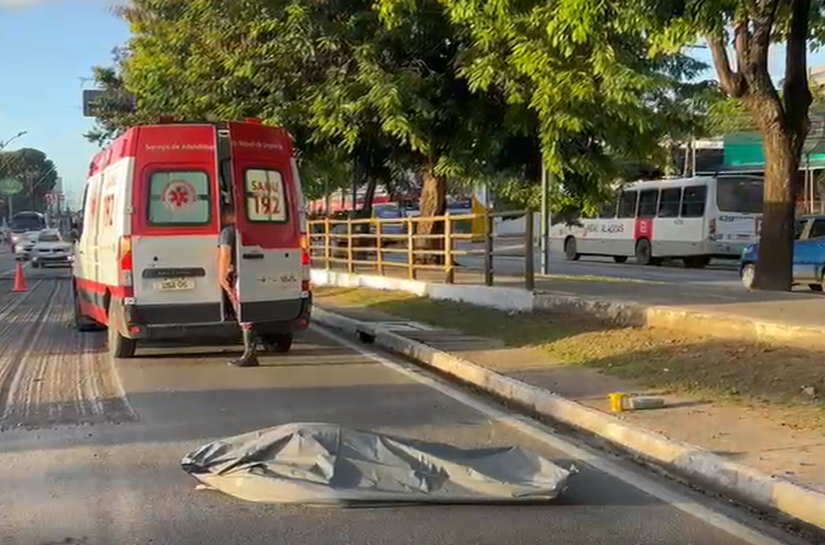 Motociclista morre ao colidir com carro, na Avenida Fernandes Lima