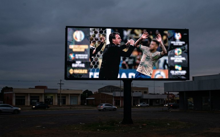 Painéis são hackeados na fronteira do Paraguai com montagem de Bolsonaro agredindo jogador