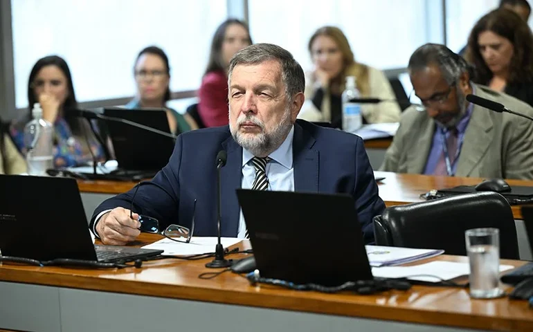CDH aprova exigência de avaliação prática para intérpretes de Libras