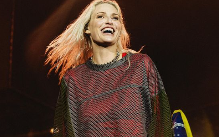 Nova vocalista do Linkin Park pega calcinha jogada no palco e reação viraliza