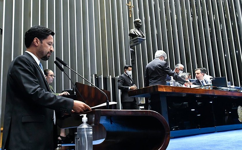 Senado aprova uso de recursos do Fundeb para pagar professores; Rodrigo Cunha foi o relator