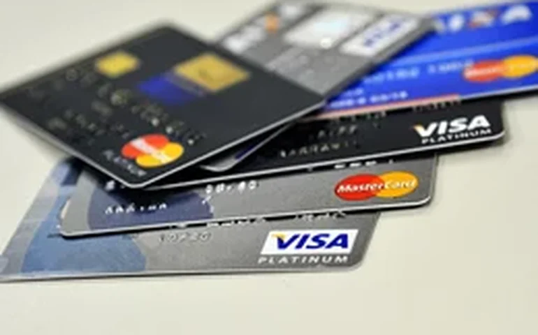 Casal é detido em Penedo suspeito de usar cartão de crédito de idosa vítima de AVC para fazer compras