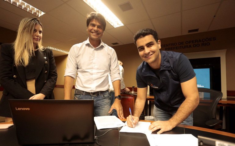 Prefeito JHC assina acordo de cooperação para implantar o app Táxi-Maceió