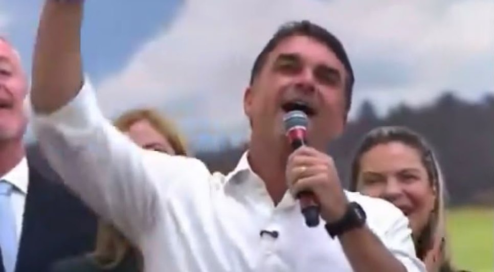 Flávio Bolsonaro cantou "Hino da Vitória", canção conhecida na interpretação da cantora Cassiane / Foto: Reprodução