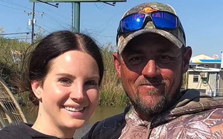 Lana Del Rey tirou licença para se casar com guia turístico de jacarés