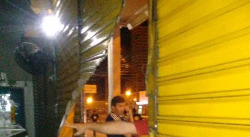 porta arrombada para conter incêndio