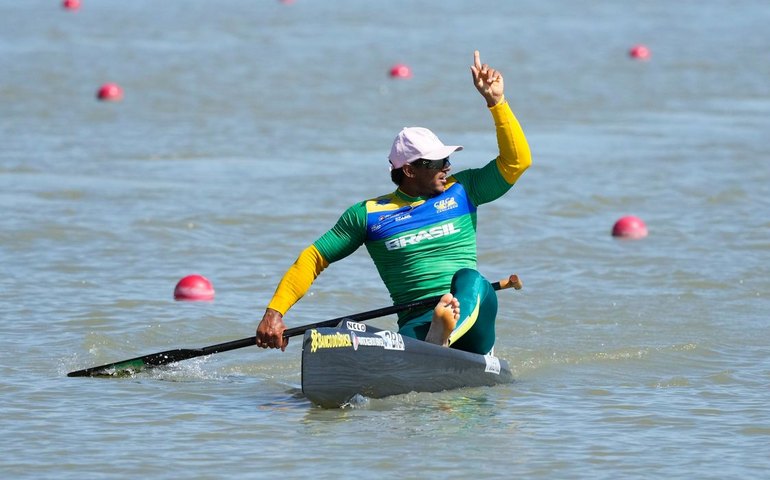 Isaquias Queiroz garante ouro na Copa do Mundo de canoagem velocidade
