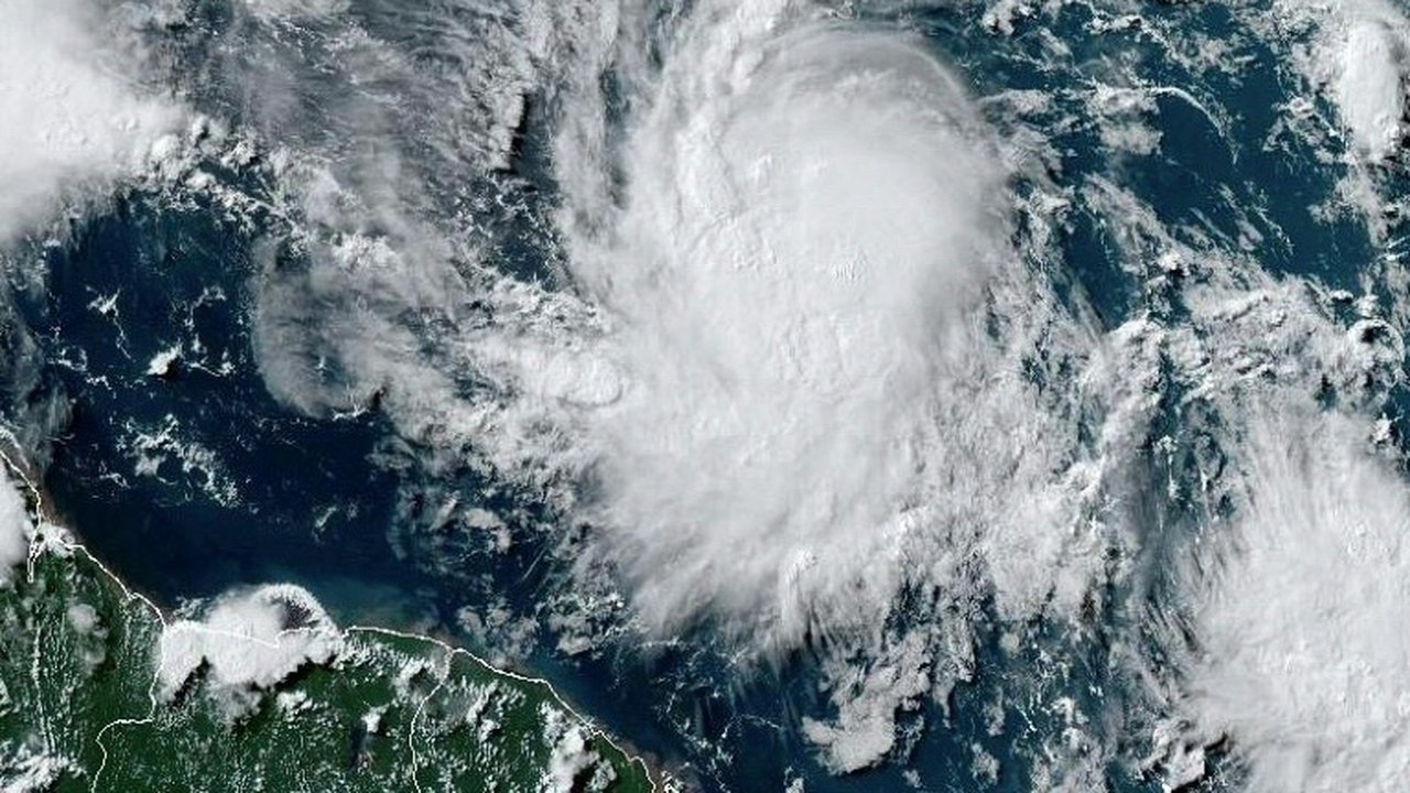 Beryl ganha força ao se aproximar do Caribe e especialistas falam em 'perigo extremo'