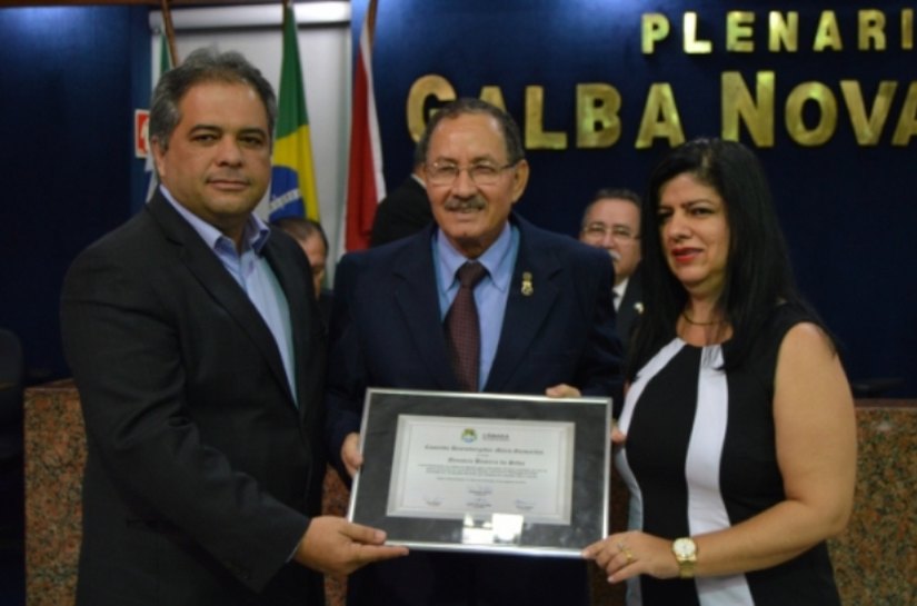 Advogado Genauro Beserra da Silva recebe a Comenda Mário Guimarães