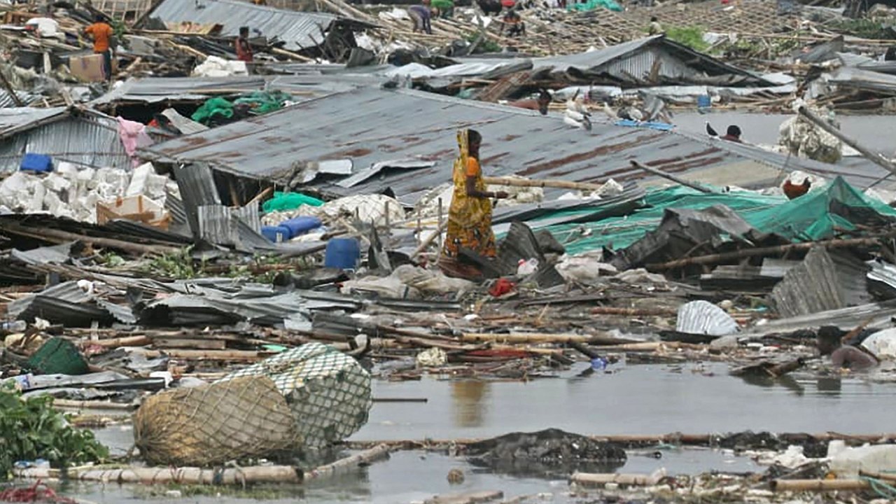 Cerca de 800 mil pessoas abandonam o litoral e seguem para interior de Bangladesh antes da passagem de ciclone