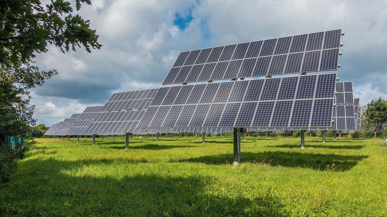 Egito inaugura usina solar para combater escassez energética e impulsionar energia renovável