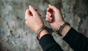 Mulher foi presa após gerar confusão em pizzaria no bairro Primavera, em Arapiraca