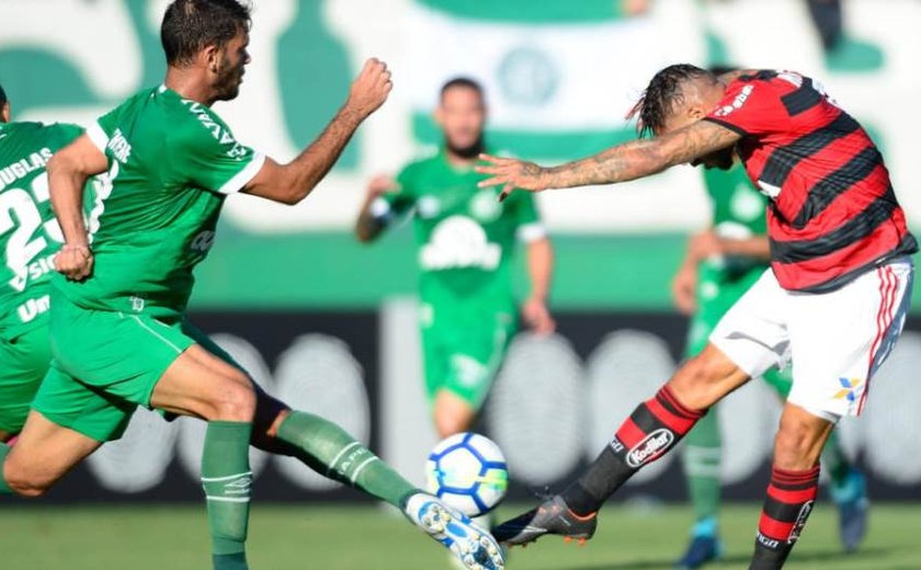 Chapecoense marca no final e vence o líder Flamengo por 3 a 2 em Chapecó