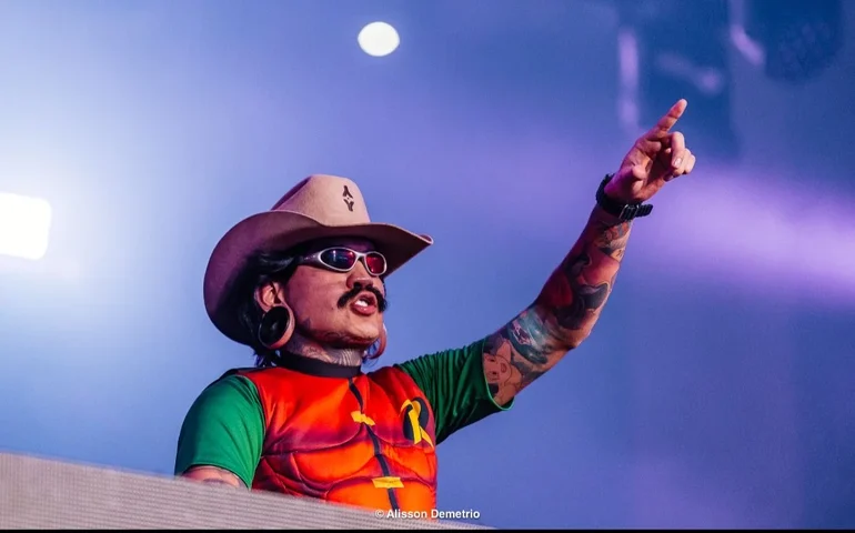 Jiraya Uai lança primeiro álbum da carreira nesta terça-feira e apresenta universo “Cowboy Maluco” em Goiânia