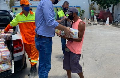 Projeto Carroceiro Legal: Prefeitura entrega 80 cestas básicas em Ecoponto da Pajuçara