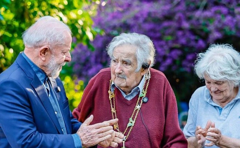 No Uruguai, Lula visita Pepe Mujica e o homenageia com medalha da Ordem do Cruzeiro do Sul