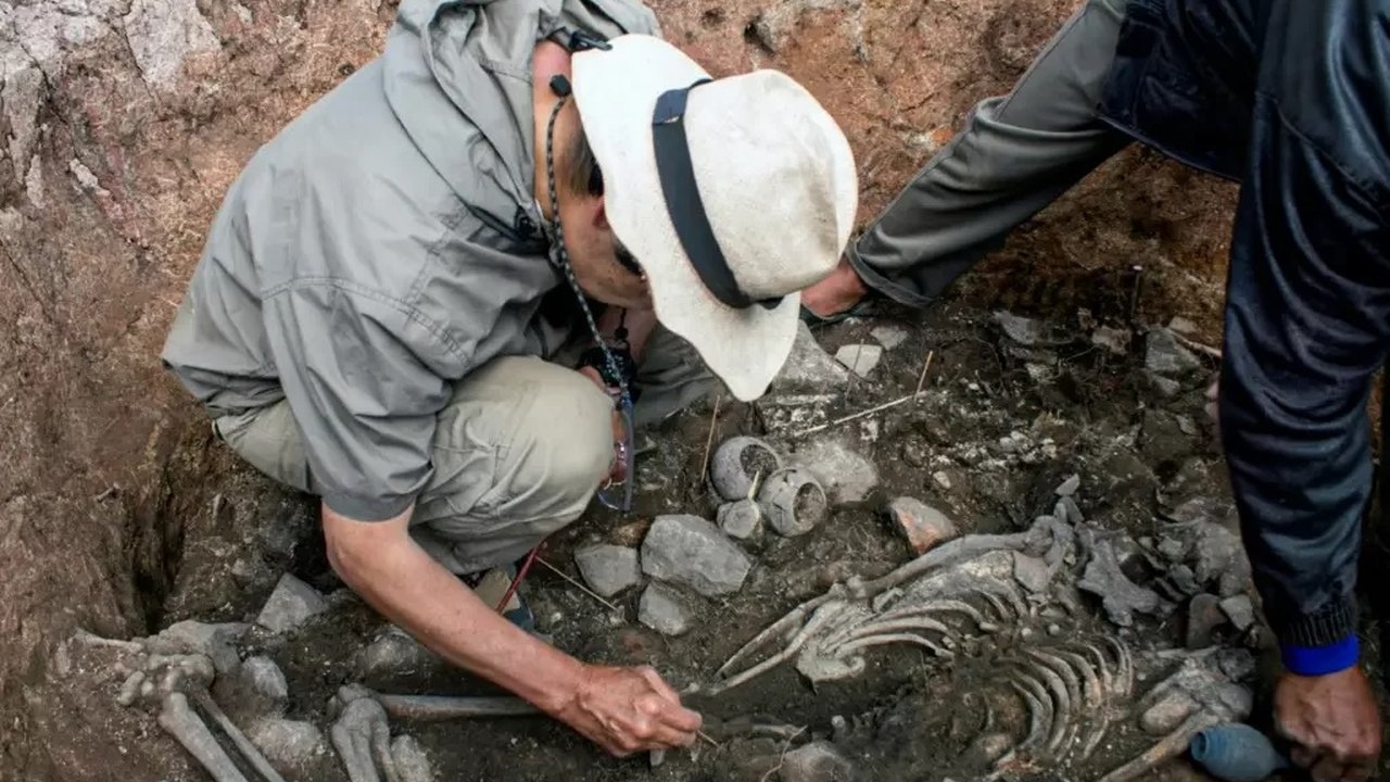 Túmulo de sacerdote de 3 mil anos é descoberto no Peru