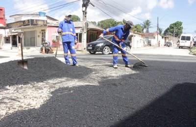 Trânsito é liberado após reparo na Rua Luiz Clemente Vasconcelos, no Clima Bom