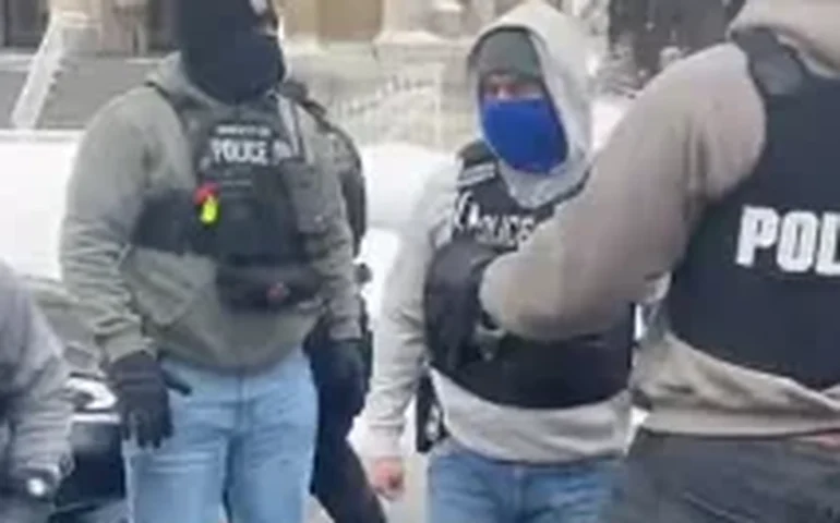 Tensão em Newark: Prefeito detona agentes federais após perseguição de imigração terminar em acidente