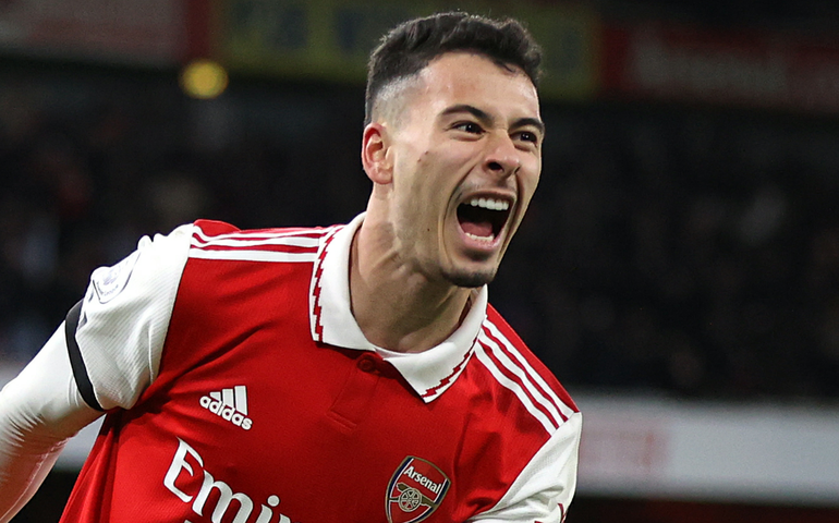 Martinelli marca, Arsenal desbanca o Liverpool e acirra briga pela ponta do Inglês