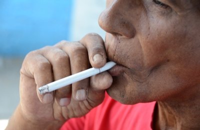 Bitucas de cigarro colocam praias brasileiras entre as mais contaminadas do mundo