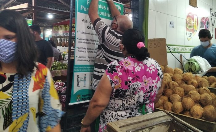 Cartazes foram distribuídos nos mercados e feiras livres da cidade e afixados em locais de fácil visualização