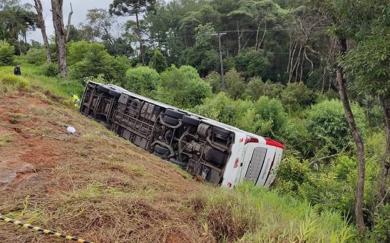 Acidente de ônibus com turistas no Paraná deixa 7 mortos e 22 feridos