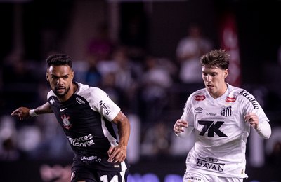 Santos amassa Corinthians no primeiro tempo, vence na Vila e respira no Brasileirão