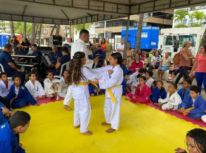 Semsc promove ação com entrega de kits para alunos do Judô na Guarda
