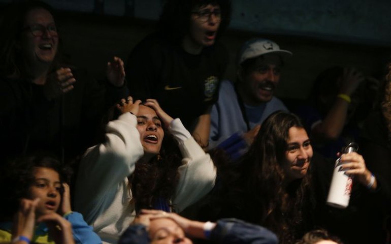 Torcedores lamentam derrota do Brasil diante da França