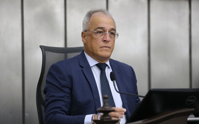 Deputado Galba Novaes preside sessão e comenta sobre reestruturação das carreiras e revisão salarial dos servidores