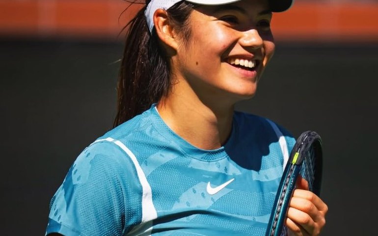 Raducanu supera frustração da queda na estreia em Indian Wells e avança em Miami