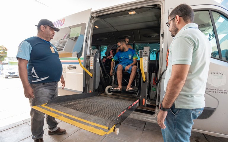 Saúde disponibiliza vans adaptadas para o transporte de usuários do Centro Especializado em Reabilitação