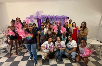 Ação do Agosto Lilás orienta população em situação de rua sobre violência contra a mulher