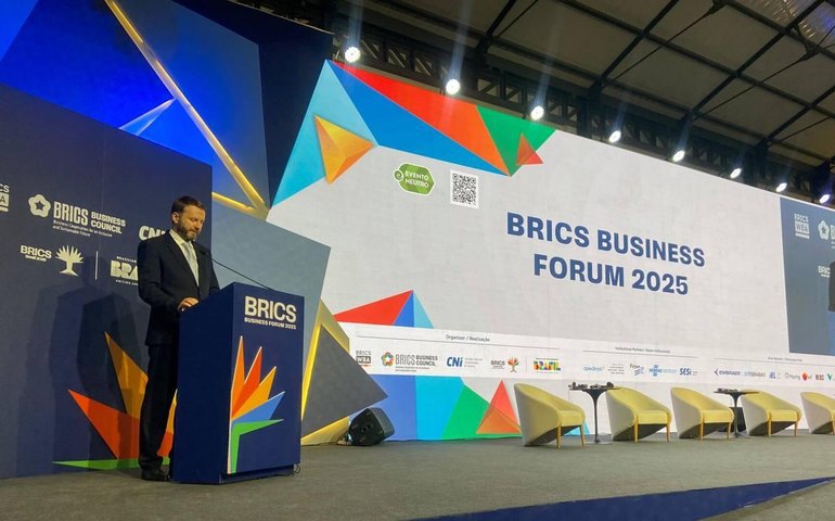 Mesmo sob 30 mil sanções, Rússia cresce, se fortalece e surpreende o mundo, diz assessor de Putin