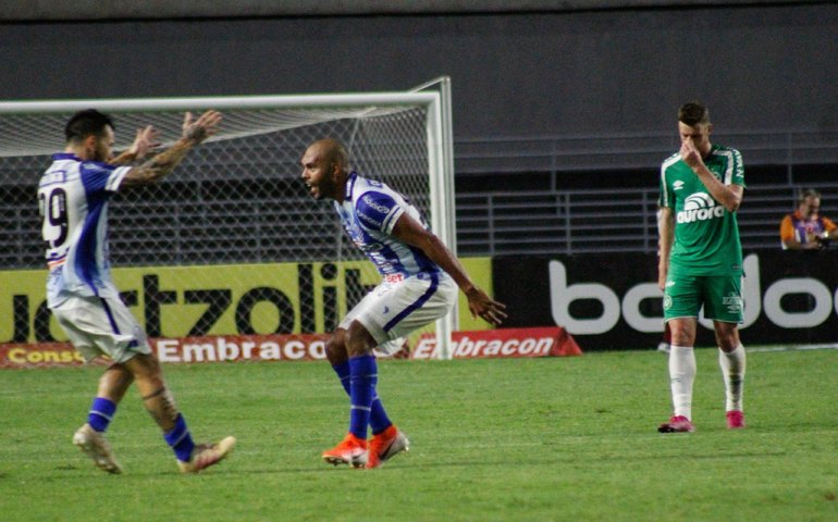 CSA derrota Chapecoense em Maceió, sobe para 18º e respira contra o rebaixamento
