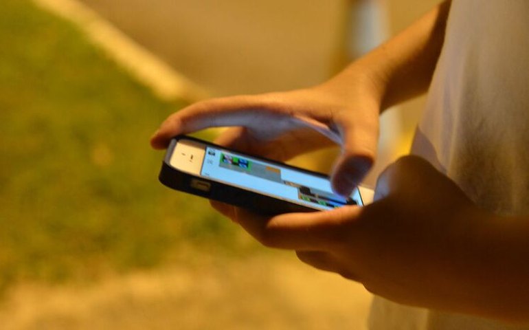 Jovem evita política nas redes sociais para não ser ‘cancelado’