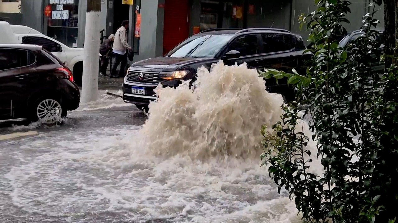 Chuva forte alaga ruas, túneis e estações de metrô em São Paulo; cidade entra em estado de atenção