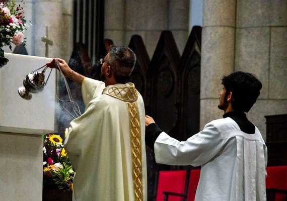 Fiéis lotam a Catedral da Sé em celebração de Páscoa neste domingo (VÍDEO)