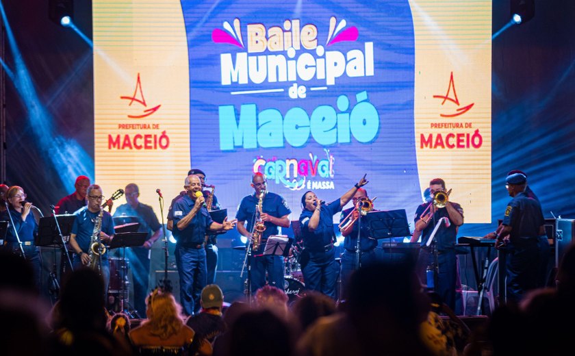 Baile Municipal resgata tradição e anima foliões na Praça Dois Leões