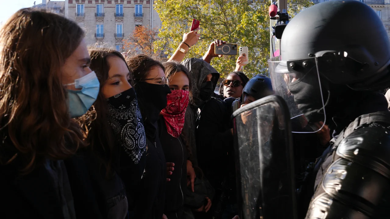 Polícia lançou gás lacrimogêneo contra uma escola secundária barricada em Paris, enquanto os protestos estudantis não mostram sinais de arrefecimento.