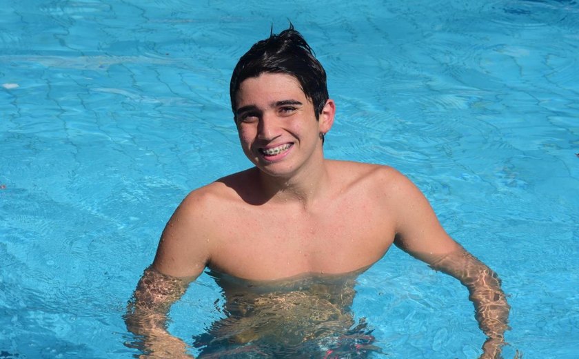 Jovem promessa da natação alagoana brilha e coleciona troféus em premiação estadual